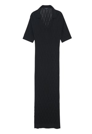 Zwarte gebreide jurk met een V-hals, korte mouwen en een diamanten patroon over de hele lengte. Volledige lengte met een rechte silhouet.