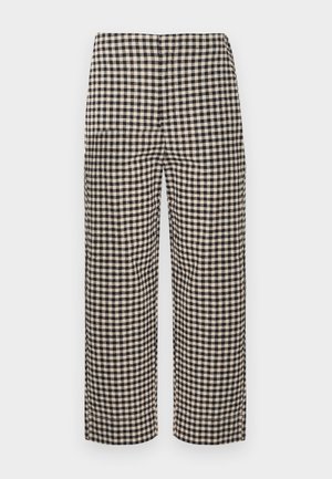 Παντελόνια ψηλόμεσα σε ίσια γραμμή με ασπρόμαυρο καρό μοτίβο gingham, σχεδιασμένα για casual ή ημιεπίσημη εμφάνιση.