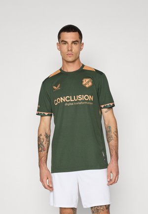 Tricou sportiv verde cu accente portocalii. Prezintă cuvântul "CONCLUZIE" și un logo pe față. Mâneci scurte, decolteu rotund și material sintetic.