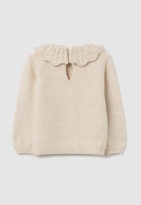 Beige gestrickter Pullover mit einem Volantkragen, einem Schlüsselloch-Ausschnitt sowie gerippten Bündchen und Saum, der eine weiche, strukturierte Optik aufweist.