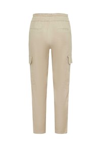 Beige Cargo-Hosen mit zwei Seitentaschen, einem elastischen Bund und einem schmal zulaufenden Bein. Der Stoff hat eine glatte Textur.