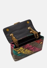 Wielokolorowa torebka wzorzysta z skórzanym wykończeniem, metalicznymi złotymi łańcuszkami i czarnym materiałowym wnętrzem. Zawiera zapięcia na zatrzask.