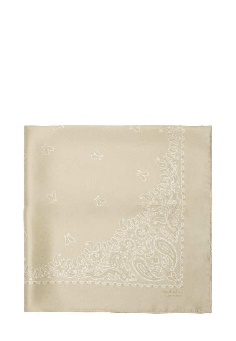Foulard quadrato in seta beige con motivo paisley bianco in un angolo e piccoli motivi di farfalle. Texture liscia con bordo cucito.