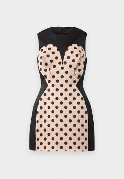 Vikrajna obleka brez rokavov, ki ima črne pikice na breskvenem ozadju, z črnimi stranicami in obliko dekoleja v obliki srca. Zadrga na hrbtu.