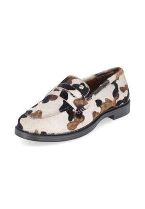 Loafer-Schuh mit schwarz-braun-weißem Kuhfellmuster, mit einem Riemen mit kleinem Metallknopf am Oberteil.