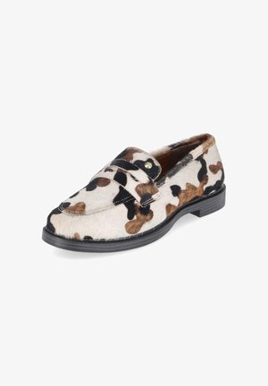 Buty w stylu mokasynów z czarnym, brązowym i białym wzorem skóry bydlęcej, wyposażone w pasek z małym metalowym guzikiem na wierzchu.