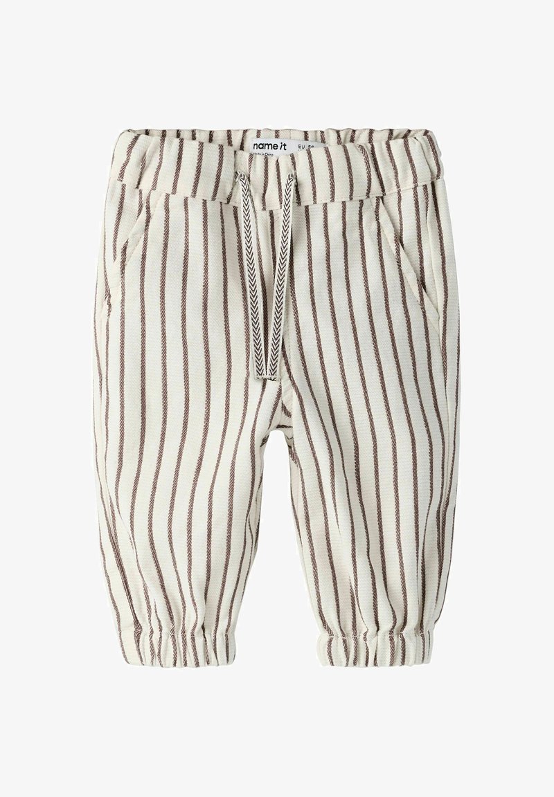 Pantalon blanc pour bébé avec des rayures verticales marron, taille élastique avec un cordon rayé et des poignets élastiques aux chevilles.