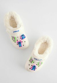 Sabots blancs duveteux à enfiler avec des décorations de personnages bleus et roses, dotés d'ouvertures pour la respirabilité et d'une doublure intérieure douce.