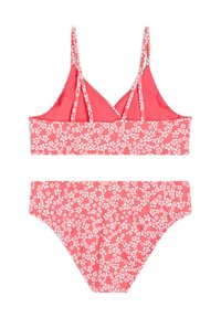 Tvådelad bikiniuppsättning i korall med blomstertryck, bestående av en bralette-topp med justerbara axelband och matchande lågrisk bikinibyxor.
