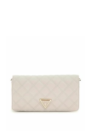 Pochette matelassée beige avec logo triangle doré Guess centré sur le devant, forme rectangulaire et détails de coutures discrètes.