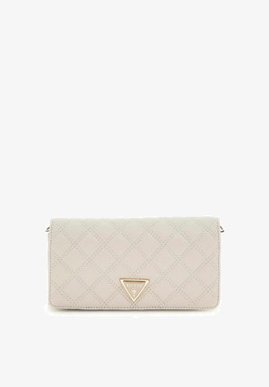 Pochette matelassée beige avec logo triangle doré Guess centré sur le devant, forme rectangulaire et détails de coutures discrètes.