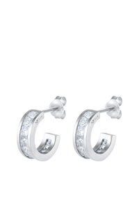 Sølvøreringe med hoops, der har en kanal indstillet med klare rektangulære sten, poleret finish og en sikker postlukning.