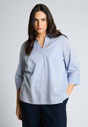 PLUS SIZE - LOOSE FIT MIT STICKEREI - Bluse - blue white dobby