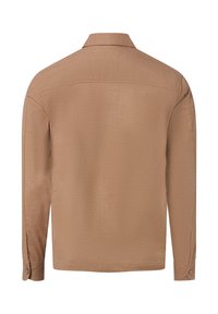 Camicia marrone a maniche lunghe con una finitura texture, colletto con bottoni e polsini con bottoni. Presenta una cucitura a yoke sul retro.