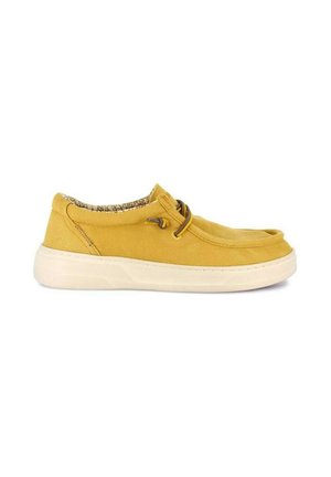 Scarpa slip-on casual di colore giallo senape con suola in gomma bianca e lacci marroni, realizzata in tessuto con fodera interna a motivo.