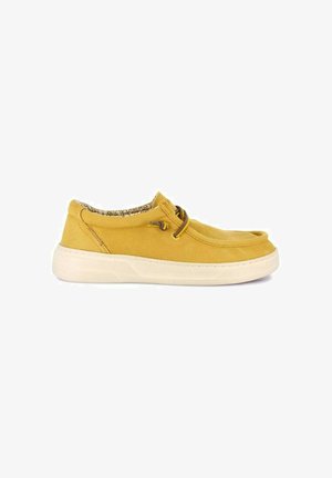 Scarpa slip-on casual di colore giallo senape con suola in gomma bianca e lacci marroni, realizzata in tessuto con fodera interna a motivo.