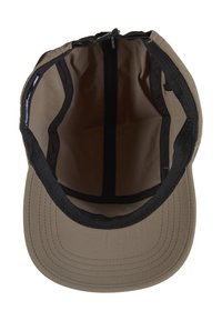 Kaki cap med et mykt, glatt stoffinteriør og svart kant langs kanten. Har søm mønstre og justerbar stropp.