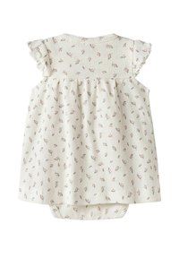 Robe blanche côtelée avec un petit imprimé floral rose, détails froncés aux épaules, dos froncé et fermeture par bouton au cou.