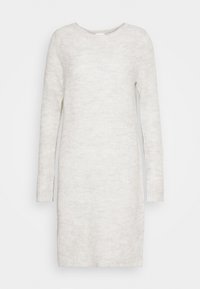 Långärmad klänning med rundad hals i ljusbeige stickad kvalitet. Den har ett texturerat mönster och rak silhuett, med sidospill för ökad rörlighet.