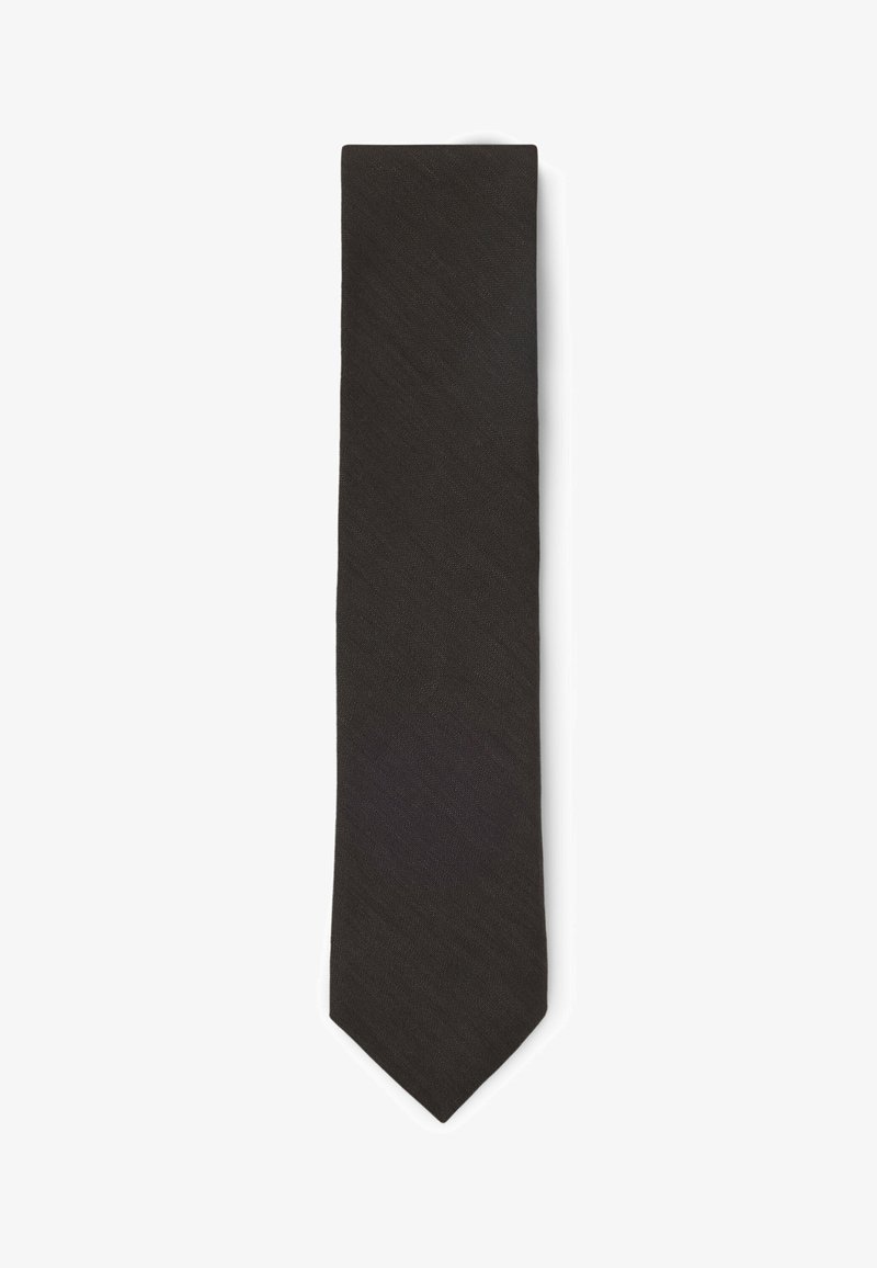 Cravate noire fine avec un motif texturé subtil, posée à plat sur un fond blanc.