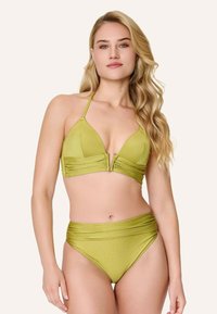 Set di bikini verde oliva con top a triangolo, dettagli arricciati al centro e slip a vita alta. Tessuto morbido e lucido con una texture liscia.