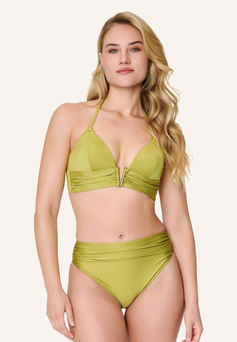 Set di bikini verde oliva con top a triangolo, dettagli arricciati al centro e slip a vita alta. Tessuto morbido e lucido con una texture liscia.