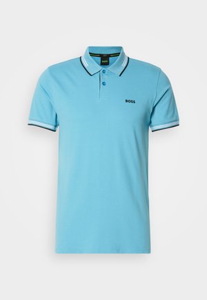Svetlo modra kratkolisna polo majica z ovratnikom in manšetami v črno-beh prugah, dvou-gumbnim zapiranjem in logotipom "BOSS" na levi strani prsnega dela.