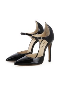Scarpe con tacco alto in vernice nera, con punta affusolata, cinturino alla caviglia e tacco sottile a stiletto; presentano un design a taglio sui lati.