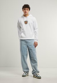 Mister Tee DETROIT TIGER HEAD - Mikina s kapucňou - white