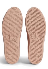 Le scarpe Calvin Klein Jeans presentano una soletta in gomma rosa morbida con motivi di grip testurizzati e logo in rilievo, progettata per garantire trazione e comfort.