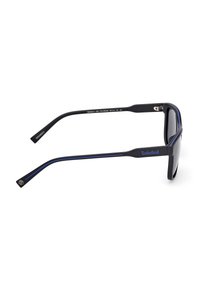 Occhiali da sole polarizzati neri con montatura rettangolare, caratterizzati da accenti blu sulle tempie e una finitura opaca. Logo del marchio chiaro sul lato.