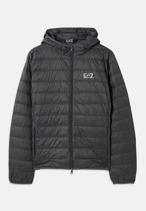 Svart pufferjacka med huva, quiltat mönster, framsidan med dragkedja och EA7-logotyp på vänster bröst. Lättviktig, slät textur.