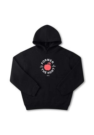 Zwarte hoodiesweater met een rode appelafbeelding en de tekst "Former The Hunt, The Agony of Power, N.Y.C." op de voorkant.