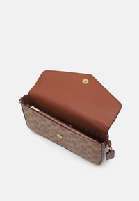 Hnědá kožená peněženka s vzorem a zlatým zacvakáváním a zipem. Interiér má hladké hnědé podšívky a několik přihrádek.