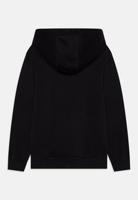 Sweatshirt preto com capuz e textura de fleece, apresentando mangas longas, um bolso canguru e punhos e bainha canelados.