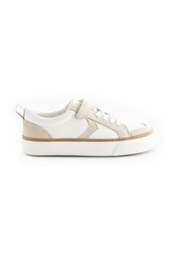 Vit lädersneaker med beige detaljer, en texturerad gummisula, snörningsdesign och en bakre dragflik för enkel påtagning.