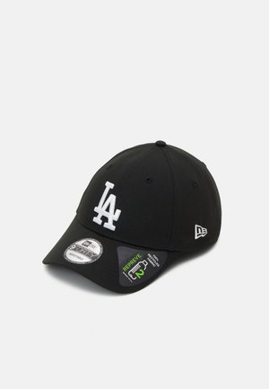 Gorra de béisbol negra con un logo bordado en blanco que dice "LA", correa ajustable y etiquetas que destacan su tejido sostenible. Con corona redondeada y visera.