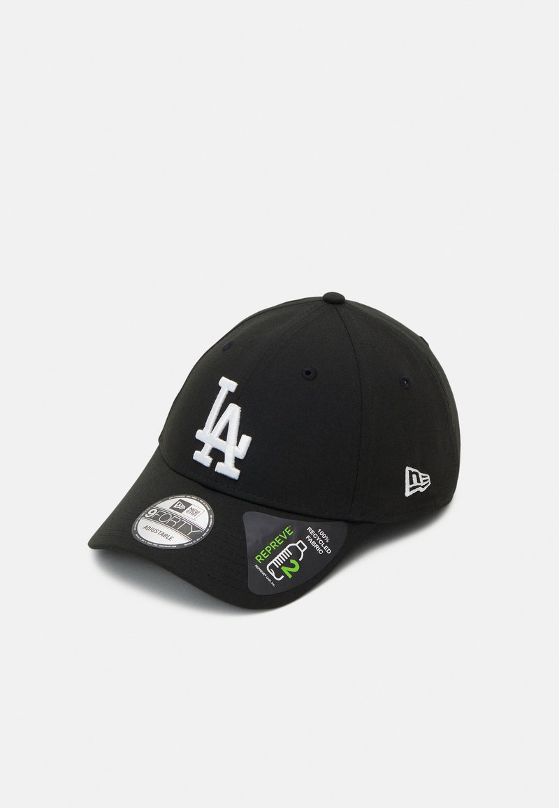 Gorra de béisbol negra con un logo bordado en blanco que dice "LA", correa ajustable y etiquetas que destacan su tejido sostenible. Con corona redondeada y visera.