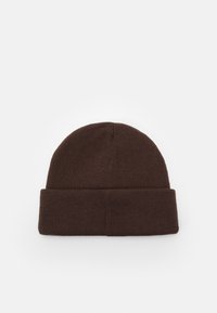 Gorro de malha castanho com aba dobrada, feito de material suave, apresentando um topo sem costura e uma superfície texturizada.