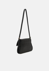 Sac à épaule en cuir noir avec un design plat, une bandoulière réglable, des accents en métal doré et une fermeture à rabat. Texture lisse.