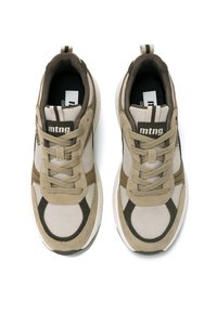 Sneaker beige e marroni realizzati in rete e suede, con lacci, suola testurizzata e etichetta del marchio sulla linguetta.
