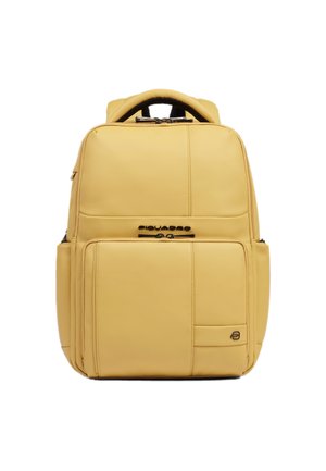 Mochila compacta amarilla con múltiples compartimentos con cremallera, bolsillos laterales, asa superior acolchada y logo de la marca negro sutil.