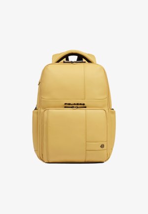 Sac à dos compact jaune avec plusieurs compartiments zippés, poches latérales, poignée supérieure rembourrée et logo de marque noir discret.