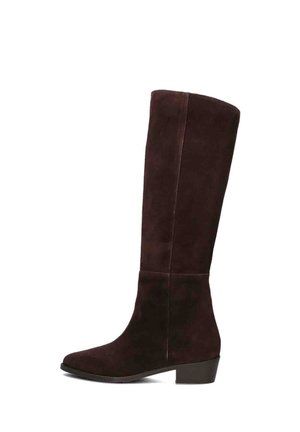 Bottes en suède marron montantes avec un bout carré et un petit talon carré, présentant une texture lisse et un design épuré et allongé.