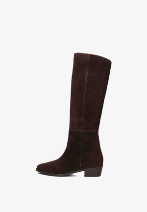 Knee-high, bruin suède laarzen met een vierkante neus en een lage blokhak, met een gladde textuur en een slank, langer ontwerp.