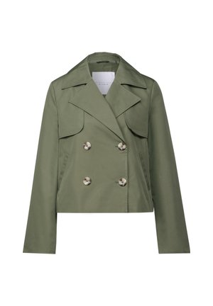 Olijfgroene cropped jack van gladde stof, met dubbele knoopsluiting, brede revers en voorste klepzakken.