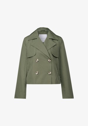 Veste courte vert olive en tissu lisse, dotée d'une fermeture à double boutonnage, de larges revers et de poches à rabat à l'avant.