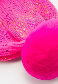 Lys rosa strikket lue med fargerike paljetter og en stor, fluffy rosa pom-pom. Teksturen er myk og designet er ribbet.