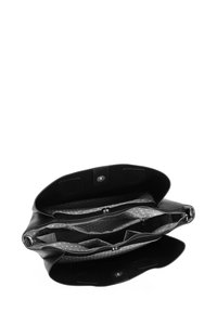 Schwarze Lederhandtasche mit einem Reißverschluss, die mehrere Innenfächer und ein graues gepunktetes Futter aufweist. Abgerundete Kanten, schlankes Design.