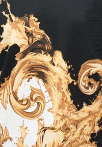 Καρουσέλ από χρυσές σπείρες και πιτσιλιές σε μπαρόκ στυλ, που μοιάζουν με υγμένα κύματα σε σκοτεινό φόντο, με λεπτομερή περίτεχνα μοτίβα.